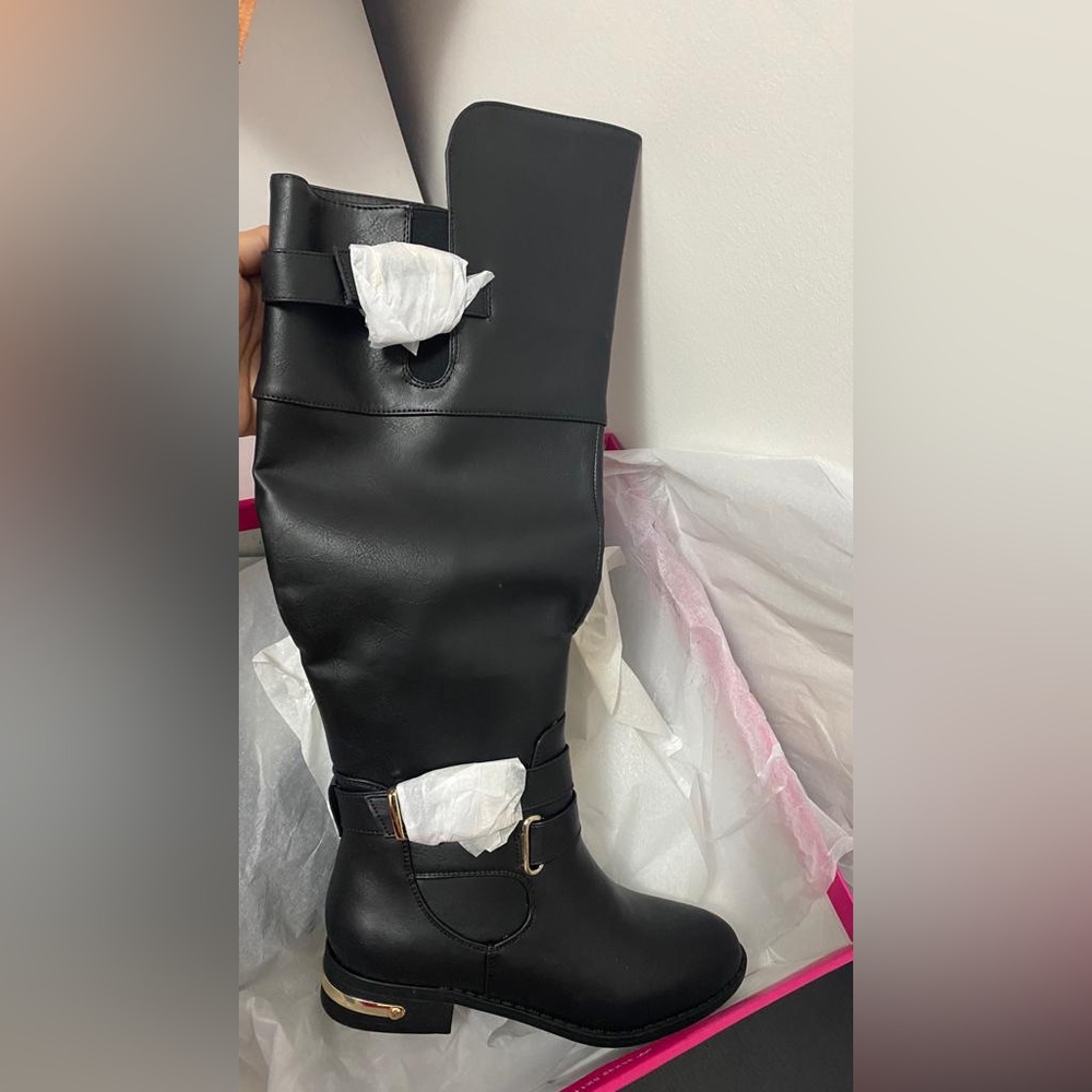 Black high thigh women’s boots